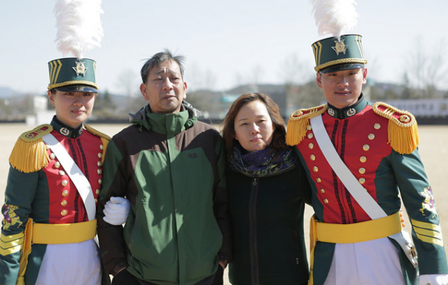 육군3사관학교 동기생이 된 최정완(맨 왼쪽)