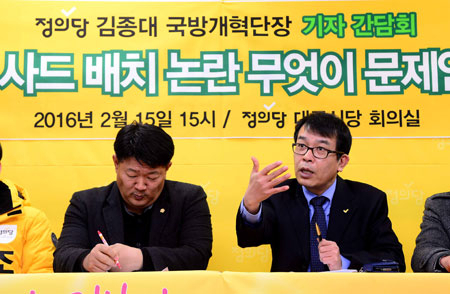 정의당 김종대 국방개혁단장이 15일 오후 정의당 대구시당에서 사드 배치 관련 기자회견을 열고 취재진의 질문에 답하고 있다. 김영진 기자 kyjmaeil@msnet.co.kr