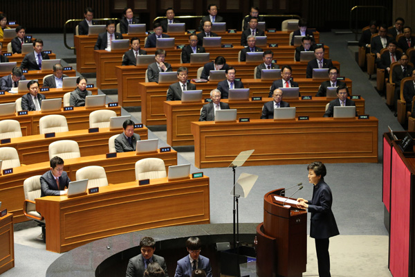 박근혜 대통령이 16일 오전 국회 본회의에서 북한의 4차 핵실험 및 장거리 미사일 발사로 인한 안보위기 등과 관련해 