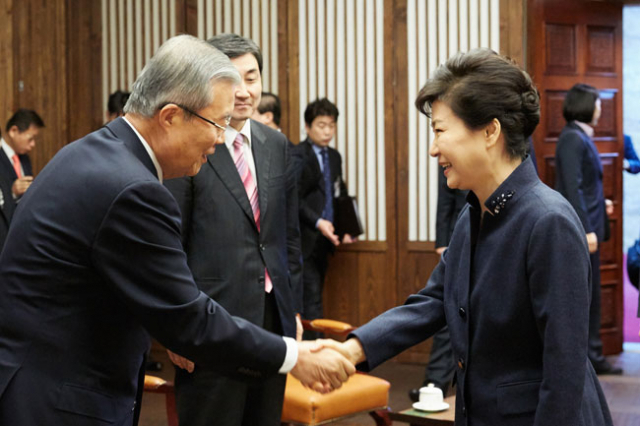 박근혜 대통령이 16일 오전 국회 본회의에 앞서 국회의장 접견실에서 열린 여야 지도부 면담에서 더불어민주당 김종인 대표와 악수하고 있다. 연합뉴스