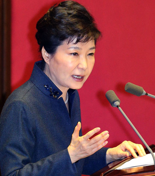 박근혜 대통령이 16일 오전 국회 본회의에서 북한의 4차 핵실험 및 장거리 미사일 발사로 인한 안보위기 등과 관련해 