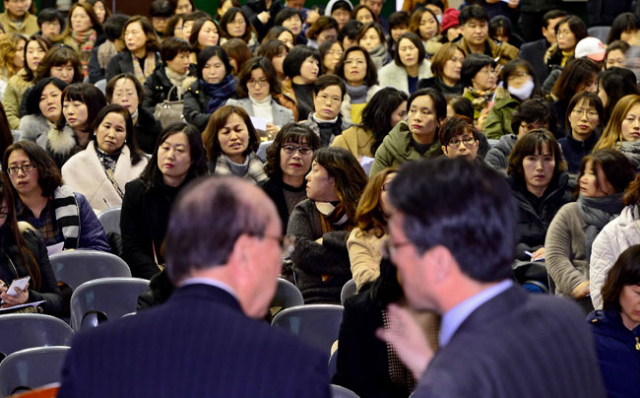 계성고 이전 계획이 틀어지면서 학부모들의 반발이 커지고 있다. 16일 오후 대구 계성고등학교 강당에서 열린 대책협의회에서 학부모들이 학교 측의 경과보고를 듣고 있다. 김영진 기자 kyjmaeil@msnet.co.kr