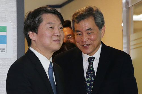 새누리당 비상대책위원을 지낸 이상돈 중앙대 명예교수가 국민의당 합류의사를 밝히고자 17일 오전 서울 마포구 국민의당 당사로 안철수 공동대표와 들어오고 있다. 연합뉴스