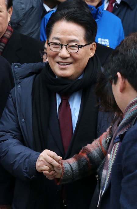 저축은행으로부터 금품을 받은 혐의로 기소된 무소속 박지원 의원이 18일 오후 서울 서초구 서초동 대법원에서 무죄 취지의 파기환송 판결을 받은 뒤 법정을 나서며 환한 표정을 짓고 있다. 연합뉴스
