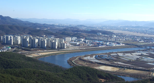 봉무토성-가람봉 능선이 최근 대구 북동부의 새로운 생태, 역사, 인문학 탐방로로 인기를 끌고 있다. 가람봉에서 내려다본 금호강 풍경.
