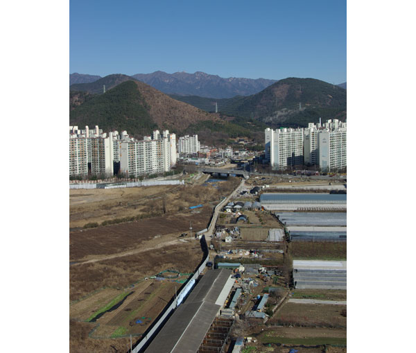위남재에서 내려다본 공산 쪽 풍경.