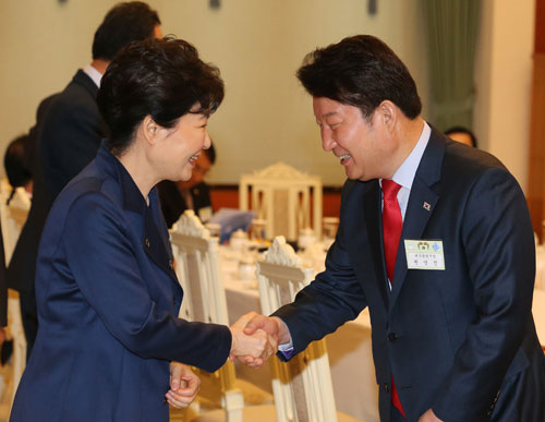 박근혜 대통령이 19일 오후 청와대에서 열린 전국 시도지사 간담회에서 권영진 대구시장과 인사하고 있다. 연합뉴스