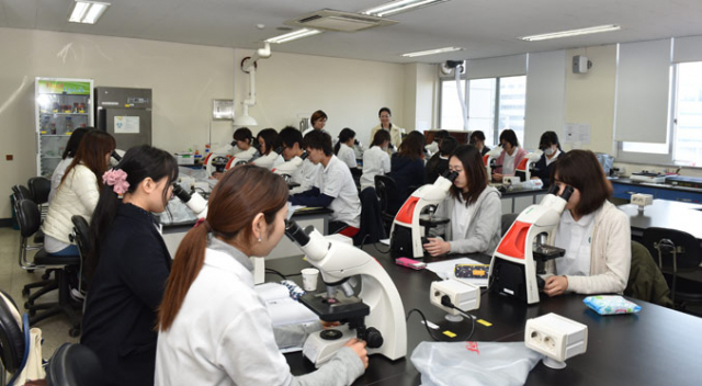일본 국제의료복지대학 의료연수단이 대구한의대에서 임상병리학 실습을 진행하고 있다. 대구한의대 제공