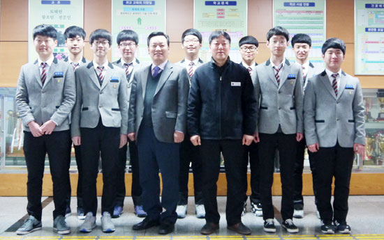 최근 현대자동차에 최종 합격 통지서를 받은 경북기계공고 1학년 학생 9명이 교내에서 기념 촬영을 했다. 대구시교육청 제공