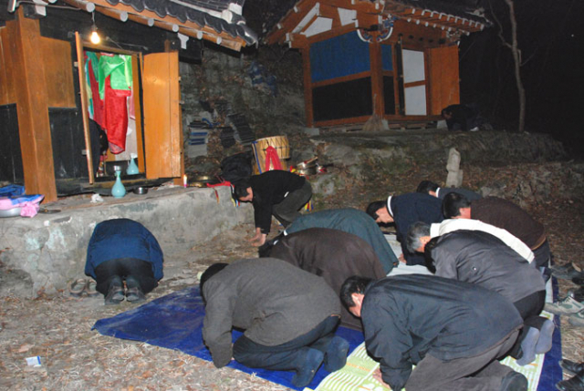 21일 자정을 넘으며 안동시 도산면 가송리 딸당에서는 정월 대보름맞이 동제를 지냈다. 엄재진 기자