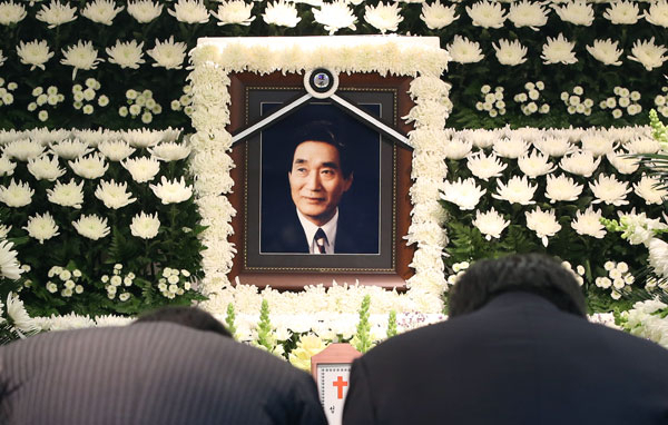 21일 오후 서울 서초구 서울성모병원에 마련된 이기택 전 민주당 총재의 빈소를 찾은 조문객들이 헌화ㆍ분향하고 있다. 연합뉴스