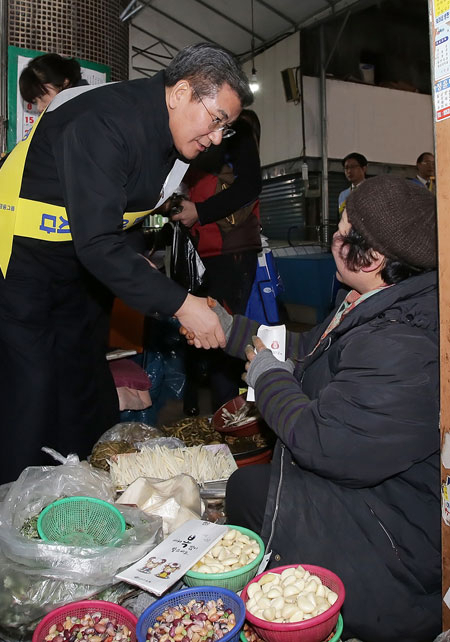 이달 초 박인규 대구은행장이 지역 전통시장을 찾아 장보기 행사 등으로 서민경제의 든든한 버팀목이 되고 있다. 대구은행 제공
