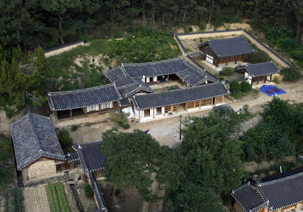 경북은 전국에서 가장 많은 한옥 자산을 갖고 있는 곳이다. 이 때문에 경북은 전통을 오늘에 잇는 계기를 만들기 위해 전통 한옥을 현대생활에 맞게 손쉽게 지을 수 있는 경북형 한옥 모델 개발을 본격화하고 있다. 사진은 경주 양동마을 한옥. 경북도청 제공