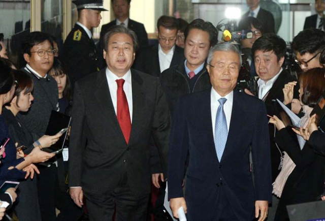 새누리당 김무성 대표(왼쪽)와 더불어민주당 김종인 비상대책위 대표(오른쪽)가 23일 오전 국회 의장실에서 정의화 국회의장과 함께 현안관련 회동을 한 후 의장실을 나서고 있다. 연합뉴스
