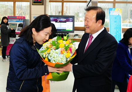 김천혁신도시 인구가 1만 명을 돌파하자 박보생 김천시장이 1만 번째 전입자에게 꽃다발을 전달하고 있다. 김천시는 김천혁신도시의 성공을 발판으로 올해 15만 명, 2020년 20만 명 인구 회복을 목표로 인구증가 정책을 시행하고 있다. 김천시 제공