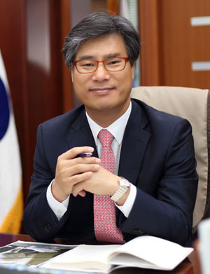 지역중심 국공립대학 총장협의회장을 맡고 있는 김영식 금오공과대학교 총장이 지역중심 대학의 현안에 대해 설명하고 있다.