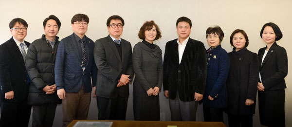 왼쪽에서 다섯 번째 이동희 김천제일병원 상임이사, 여섯 번째 최재혁 총장