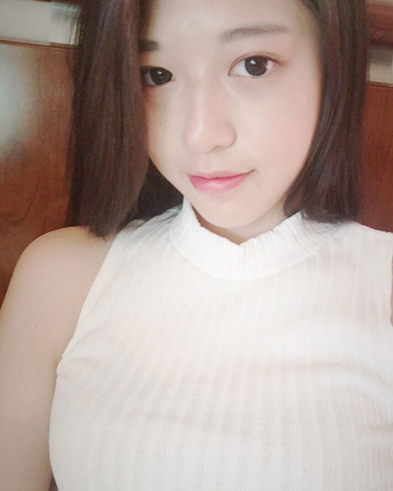 새내기 메이크업에서 가장 핵심은 본연의 피부 컨디션을 최대한 살리는 것에 메이크업의 성패가 달렸다. 촉촉하면서도 탱탱한 피부 표현을 위해 우선 기초제품을 제대로 발라주어야 한다.