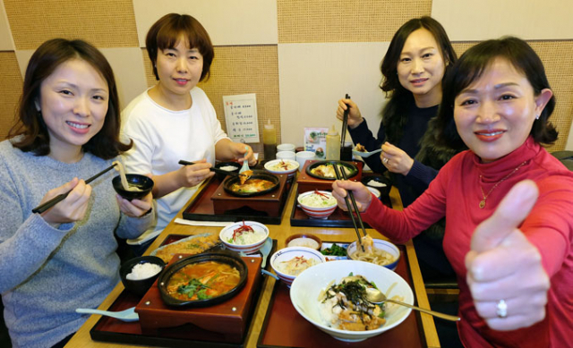 대구 달서구 한 요가학원 강사와 수강생들이 신기소 두산점에서 정통 일본 돈가스와 우동 맛에 흠뻑 빠지고 있다.