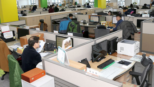 경북도청 직원들. 넓은 사무실과 깨끗한 공간 등 업무 환경은 나아졌지만 출퇴근과 기본적인 의식주에 불편을 겪고 있다. 경북도 제공