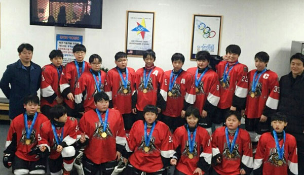 제97회 전국동계체육대회 알파인스키에서 2관왕에 오른 이재준이 아버지 이환기 대구시스키협회 전무이사와 포즈를 취했다. 대구시스키협회 제공