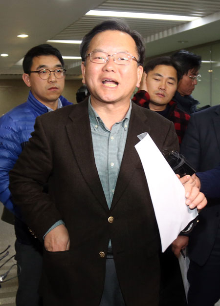 더불어민주당 대구 수성갑 예비후보인 김부겸 전 의원이 25일 오후 국회 정론관에서 기자회견을 열고 대구 북을 출마 예정자인 홍의락 의원의 컷오프(공천배제)와 관련해 당 지도부에 컷오프 철회와 복당 요청을 요구한 뒤 나오고 있다. 연합뉴스
