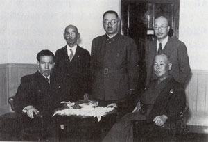 1939년 경성 조선호텔에서 만난 안준생(앞줄 왼쪽)과 이토 분키치(앞줄 오른쪽).