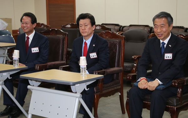 26일 오전 여의도 새누리당 당사에서 열린 제20대 총선 공천신청자 면접에서 대구 동구갑에 새누리당으로 출사표를 던진 류성걸(왼쪽부터), 손종익, 정종섭 예비후보가 면접을 기다리고 있다. 2016.2.26/연합뉴스