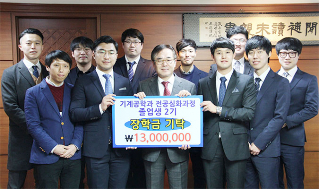 지난 19일 영남이공대 전공심화과정 졸업생들이 후배사랑 장학금 1천300만원을 이호성 영남이공대 총장에게 전달했다. 영남이공대 제공