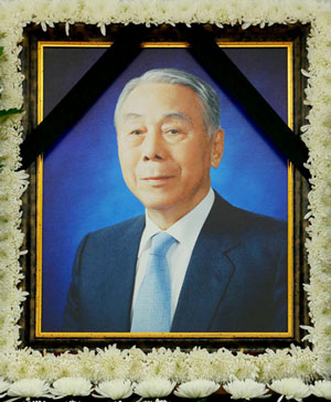 7선 의원을 지낸 이철승 전 신민당 대표가 별세한 27일 서울 일원동 삼성서울병원에 마련된 고인의 빈소에 영정이 놓여 있다. 2016.2.27/연합뉴스