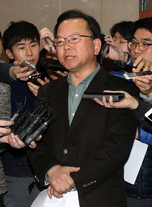 더불어민주당 김부겸 예비후보(대구 수성갑)가 25일 오후 국회 정론관에서 기자회견을 열고 대구 북구을 출마 예정자인 홍의락 의원의 컷오프(공천배제)와 관련해 당 지도부에 컷오프 철회와 복당 요청을 요구하고 있다. 김 전 의원은 