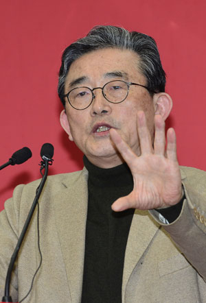 새누리당 이한구 공직후보자추천관리위(공관위) 위원장이 28일 오후 서울 여의도 당사에서 기자회견을 열고 