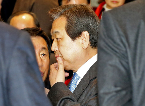테러방지법 저지를 위한 야당의 무제한 토론이 7일째 이어지고 있는 29일 오후 국회에서 야당 규탄 퍼포먼스를 마친 새누리당 김무성 대표가 생각에 잠겨 있다.연합뉴스