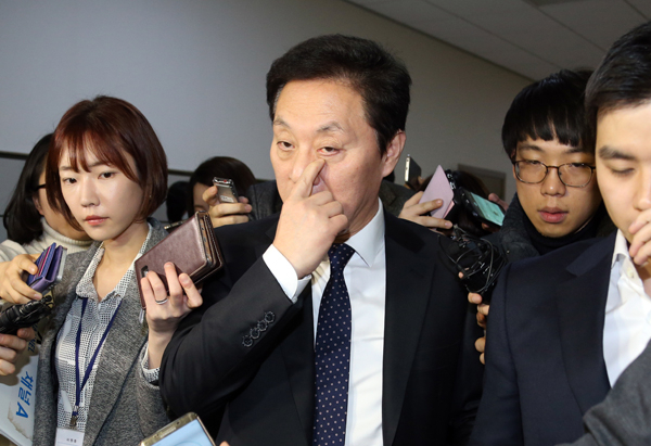 새누리당 김무성 대표가 현역 의원 40여명이 담긴 
