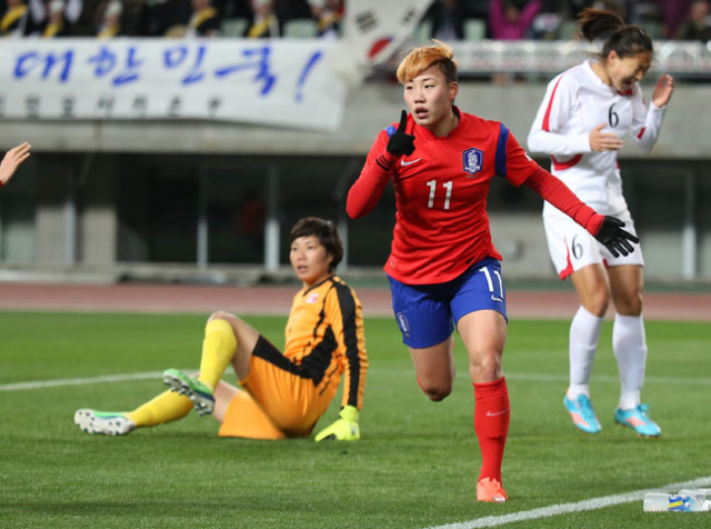 29일 일본 오사카 얀마 스타디움에서 열린 2016 리우데자네이루 올림픽 여자 축구 아시아지역 최종예선 한국과 북한의 경기에서 골을 넣은 정설빈(11번)이 환호하고 있다. 연합뉴스
