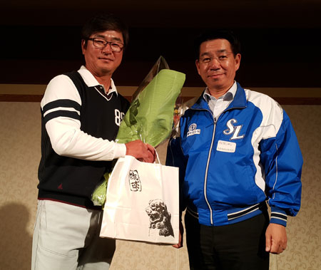 류중일 삼성 라이온즈 감독이 전지훈련지인 일본 오키나와 온나손의 나가하마 요시미 촌장으로부터 온나손 관광홍보대사 위촉패와 기념품을 받고 있다. 삼성 라이온즈 제공