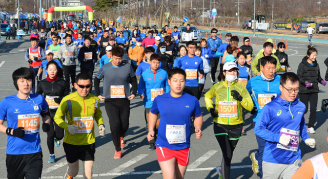 제71회 3·1절 기념 마라톤대회가 1일 대구육상진흥센터 일원에서 열렸다. 10km 종목에 참가한 시민들이 꽃샘추위에도 아랑곳 하지 않고 힘차게 달리고 있다. 정운철 기자 woon@msnet.co.kr