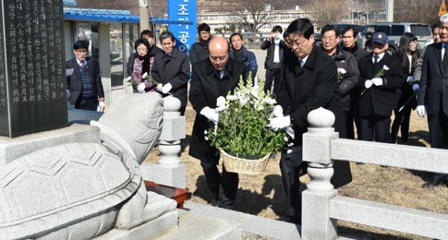 97주년 3·1절을 맞아 1일 청송군(군수 한동수)과 청송군의회(의장 이광호)가 지역 8개 현충시설을 모두 방문해 선열들의 희생정신을 기리며 헌화했다. 청송군 제공