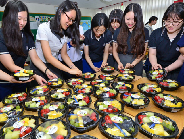 입시 공부에 지친 수험생들에게는 엄마의 정성이 담긴 과일도시락이 외식의 좋은 대안이 될 수 있다. 매일신문 DB
