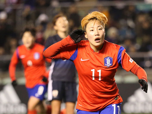2일 오후 일본 오사카 긴초 스타디움에서 열린 2016 리우데자네이루 올림픽 여자 축구 아시아지역 최종예선 한국과 일본의 경기에서 정설빈이 골을 넣고 환호하고 있다. 연합뉴스