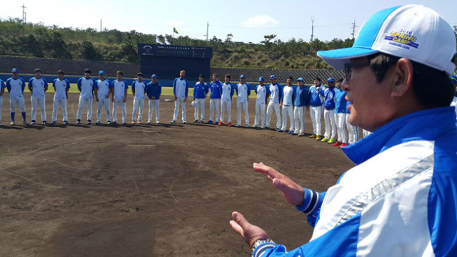 3일 일본 오키나와 온나손에서 진행된 전지훈련을 마무리하면서 선수들을 격려하는 류중일 삼성 라이온즈 감독. 삼성 라이온즈 제공