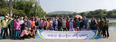 포스코 봉사단원들이 지역 홀몸노인을 모시고 경주 보문단지 봄나들이에 나서 즐거운 한때를 보내고 있다. 포스코 제공