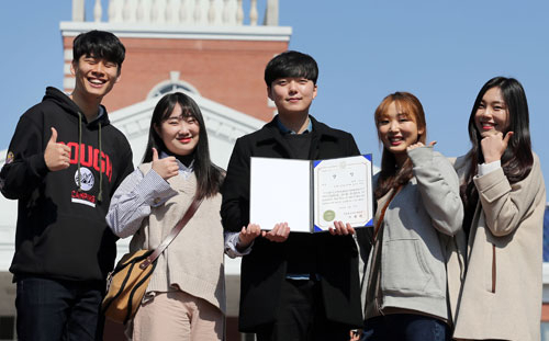 제12회 MTN 대학생 광고 공모전서 대상을 수상한 Fiesta팀. 계명대 제공