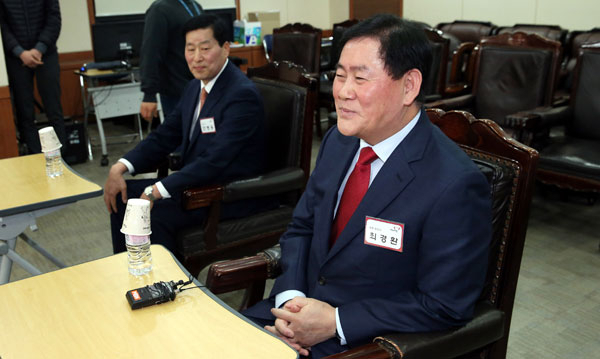 새누리당 최경환(오른쪽) 의원이 6일 오후 서울 여의도 당사에서 안병용 예비후보와 함께 경북 경산 공천면접을 받고 있다. 연합뉴스