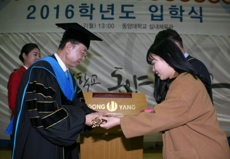 동양대는 7일 입학식에서 제자가 스승에게 경의를 표하고 고마움에 답하는 예폐를 올리는 전통의식인 집지 행사를 가졌다. 동양대 제공