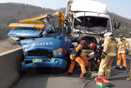 7일 오후 2시 37분쯤 청도군 청도읍 거연리 신대구부산고속도로 부산 방면에서 교통사고가 발생해 우모(56) 씨 등 4명이 숨지고 1명이 다쳤다. 사고 여파로 주변 2㎞ 구간에서는 지