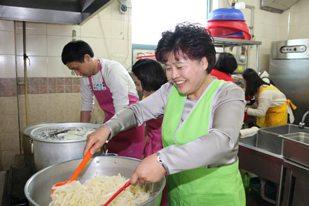 김천의료원의 변화가 주목받고 있다. 김미경 김천의료원장을 비롯한 의료원 임직원들이 장애인복지관 급식 봉사활동을 하고 있다. 김천의료원 제공