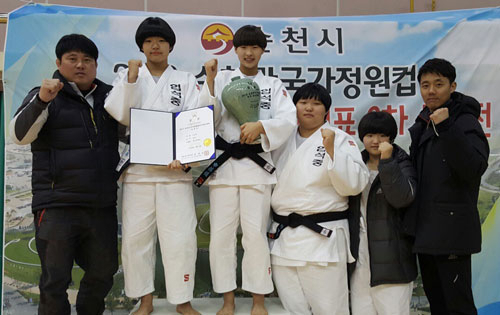 2016 순천만 국가정원컵 전국유도대회 여중부 단체전에서 우승한 대구 입석중 선수단. 대구시유도회 제공