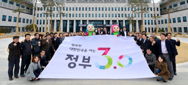 경상북도는 8일 도청 앞마당 대형 게양대에 전국에서 유일하게 정부의 핵심 국정 철학인 