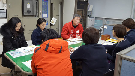 대구 서구에 출마한 새누리당 손창민 예비후보가 여성 자문단들과 함께 여성정책 개발에 골몰하고 있다.